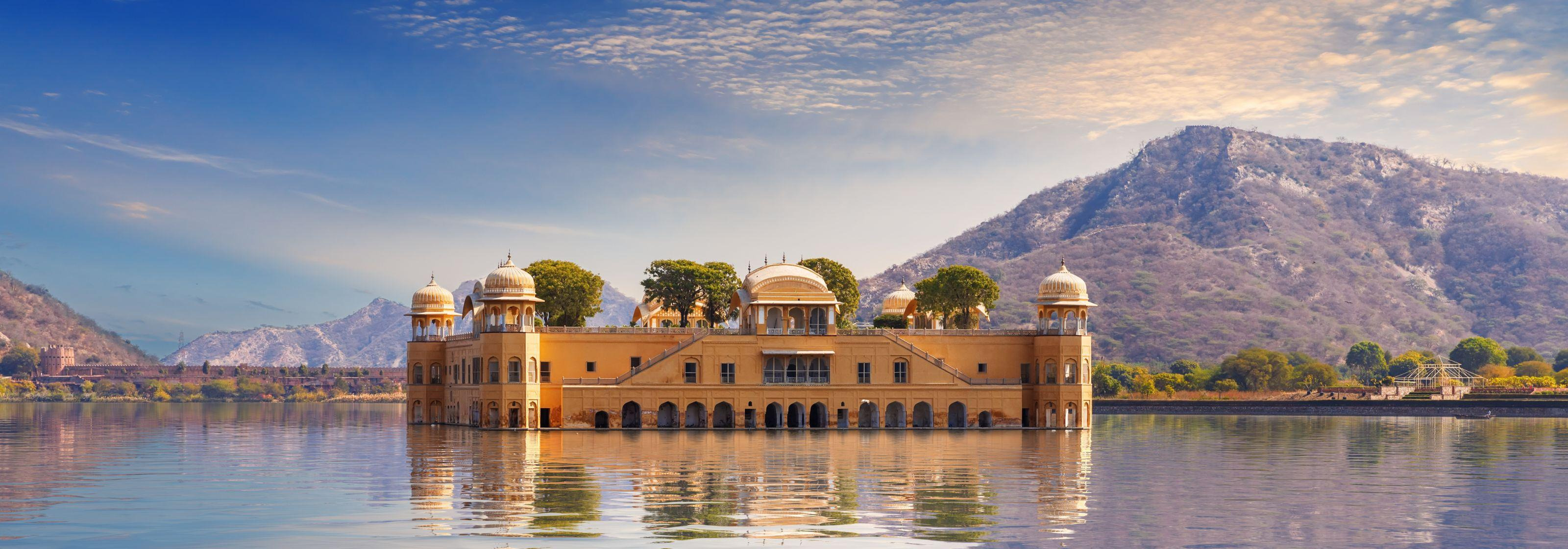 Gurgaon to Jaipur Taxi Service